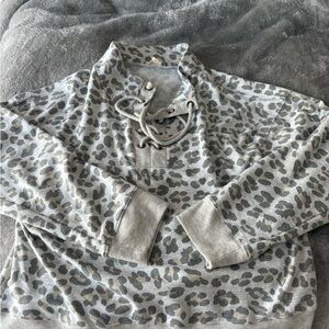 Hem & Thread Gray Leopard Print Top size large
